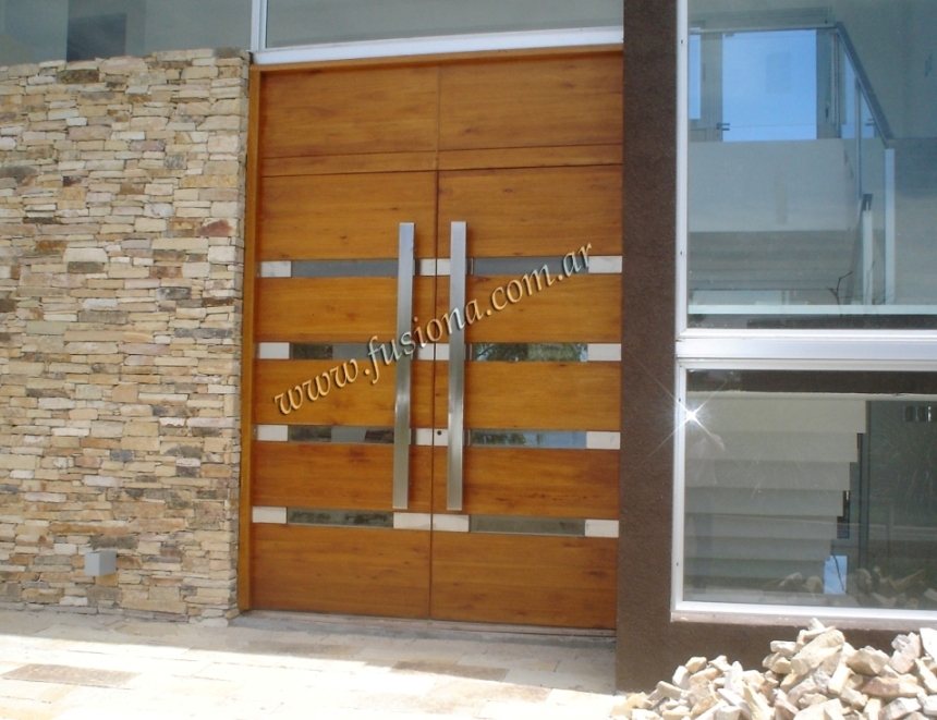 M108 puerta doble de madera con ventanitas horizontales y aplicaciones de acero inoxidable