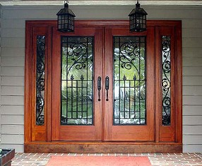 P001I-Q puerta doble de madera + 2 paños fijos vidriados, con reja de hierro artesanal