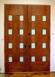 M038 puerta doble de entrada de madera con ventanitas 